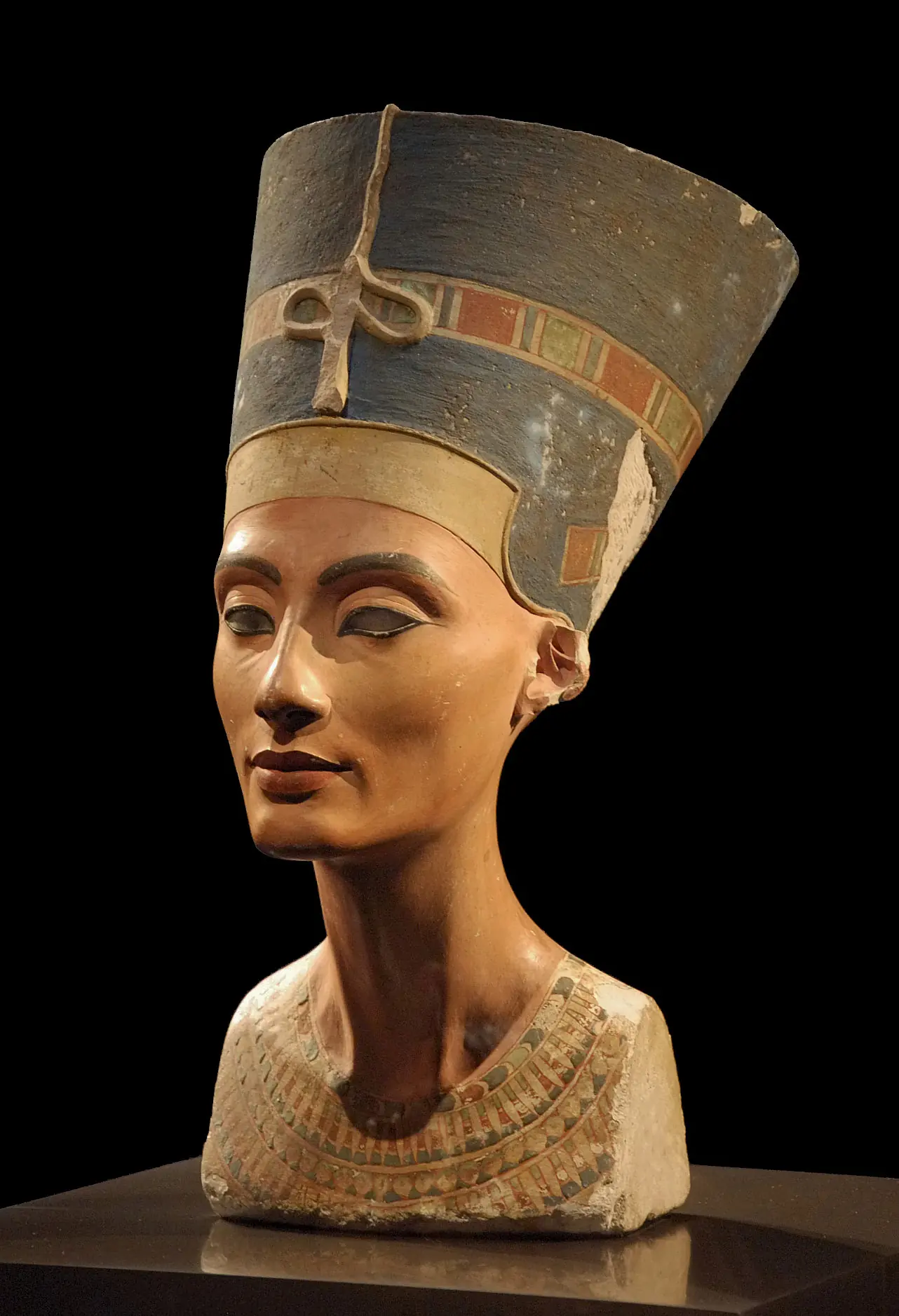 Bemalte Büste der Nofretete im Neuen Museum Berlin