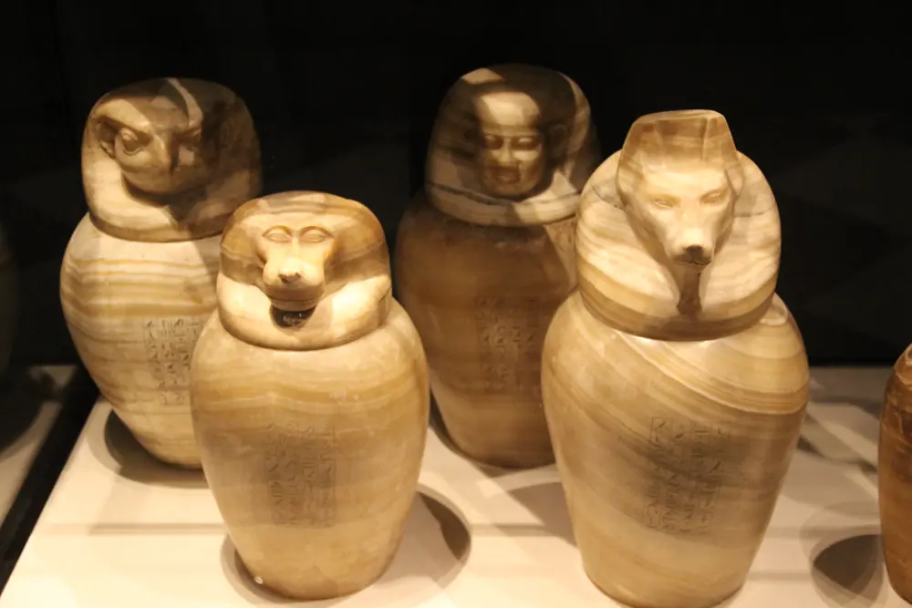 Vier Kanopenkrüge aus Alabaster mit Deckeln in Kopfform
