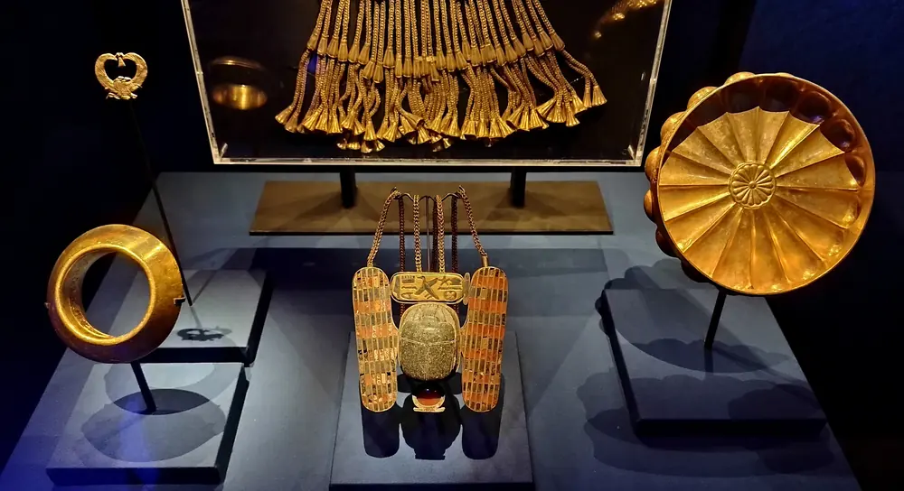 Goldenes Pektorale und Goldschale aus dem Grab des Psusennes I.
